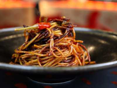 Gli spaghetti all�assassina � Naturalmente nella lista dei �nuovi piatti tradizionali� non potevano mancare gli spaghetti all�assassina. Un primo piatto creato da Enzo Francavilla, chef foggiano della trattoria barese �Al sorso preferito�, che nel 1967 lo ide� per due clienti provenienti dal Nord Italia. Il cuoco diede spazio alla sua creativit� e cucin� degli spaghetti con salsa di pomodoro e peperoncino direttamente in una padella di ferro